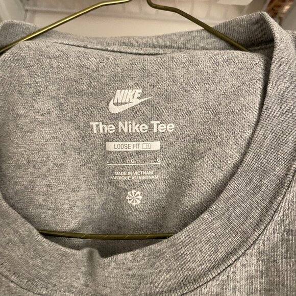 Loose Fit Graphic Nike Tee - Picture 3 of 4